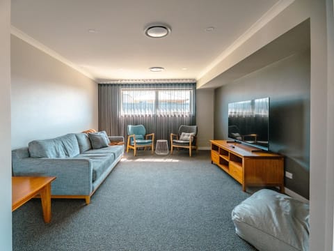 Coastal Bliss Retreat Elegant Beachside Escape at Hawley Beach House in Tasmania