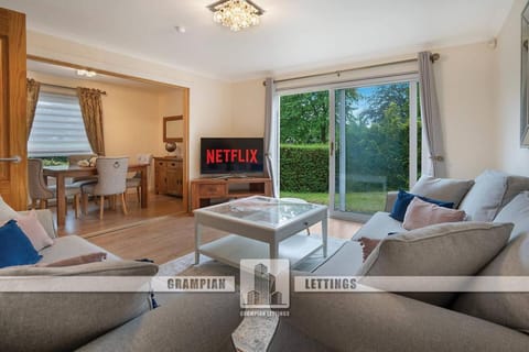 TV and multimedia, Living room, Seating area, Dining area