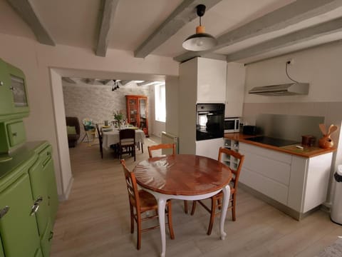 Gîte tout inclus au cœur de Descartes, idéal pour familles, proche sites touristiques, confort assuré - FR-1-381-586 House in Centre-Val de Loire