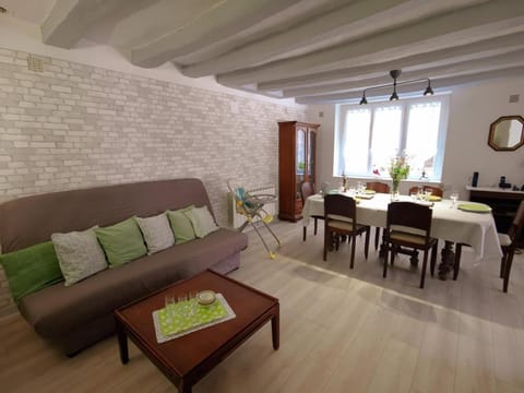 Gîte tout inclus au cœur de Descartes, idéal pour familles, proche sites touristiques, confort assuré - FR-1-381-586 House in Centre-Val de Loire