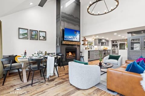 TV and multimedia, Living room, Seating area, Dining area