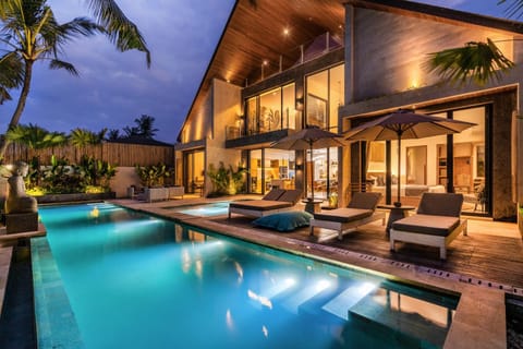 Property building, Garden view, Pool view, Swimming pool, sunbed