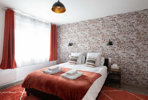 Bed, Photo of the whole room, Bedroom, heating, towels