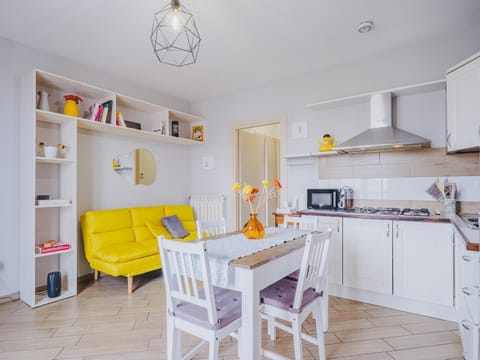 Kitchen or kitchenette, Seating area, Dining area, oven, pet friendly, stove
