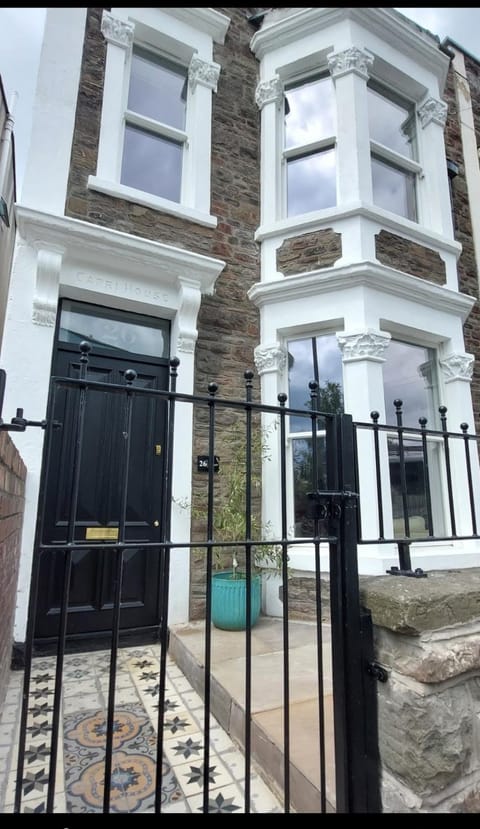 Large newly refurbished house close to harbour Free Parking House in Bristol