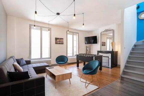 Game Room, Seating area