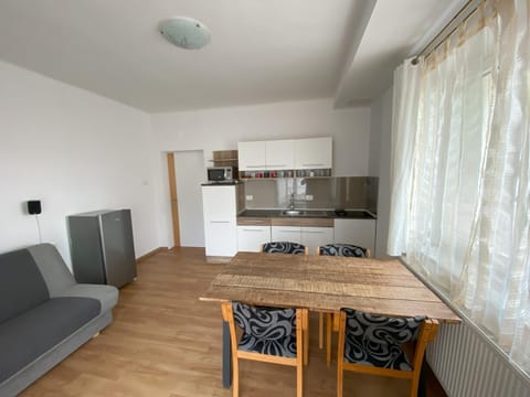 Kitchen or kitchenette, Living room, Seating area, Dining area