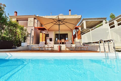 Property building, Day, Swimming pool, sunbed