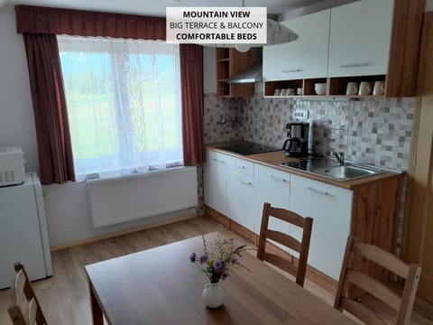 Coffee/tea facilities, Kitchen or kitchenette, Dining area, stove, toaster