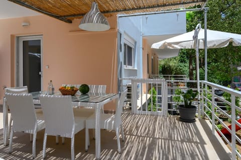 Property building, Patio, Day, Garden, View (from property/room), Balcony/Terrace, Dining area, Garden view
