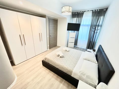 Bed, TV and multimedia, Photo of the whole room, Bedroom, towels, wardrobe