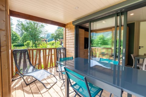 Gîte Chalet 4/6 pers. - Camping Les Berges du Bramont House in Auvergne-Rhône-Alpes