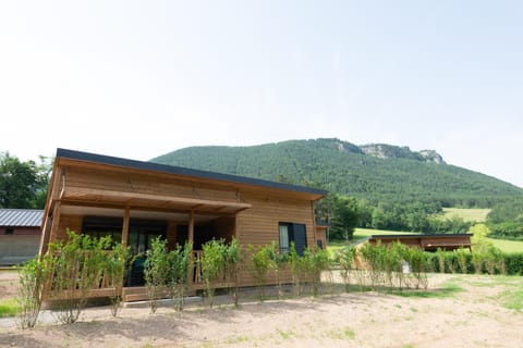 Gîte Chalet 4/6 pers. - Camping Les Berges du Bramont House in Auvergne-Rhône-Alpes