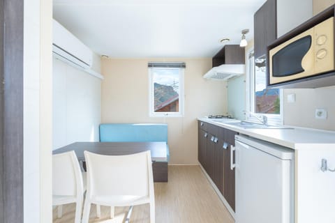 Property building, Kitchen or kitchenette, Living room