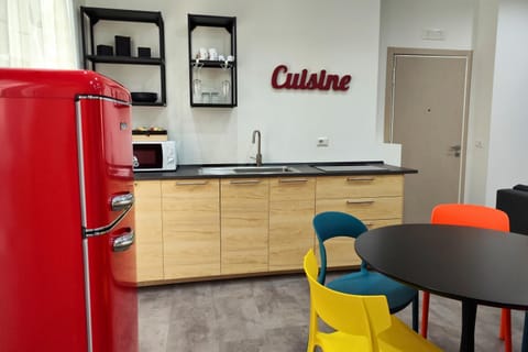 Kitchen or kitchenette, Dining area, oven, stove