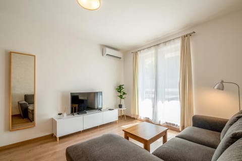 Communal lounge/ TV room, TV and multimedia, Living room, Seating area