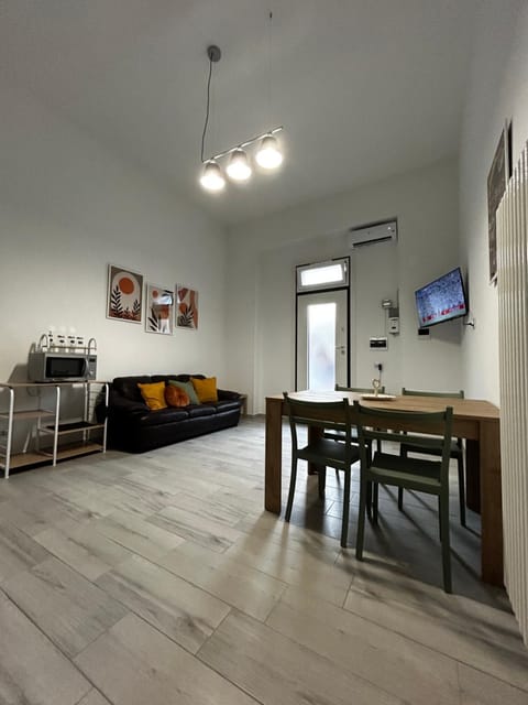 TV and multimedia, Kitchen or kitchenette, Living room, Photo of the whole room, Seating area, Dining area