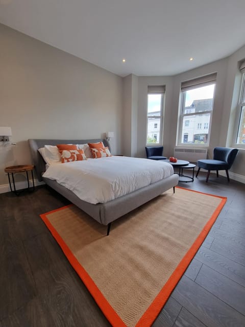 Photo of the whole room, Bedroom