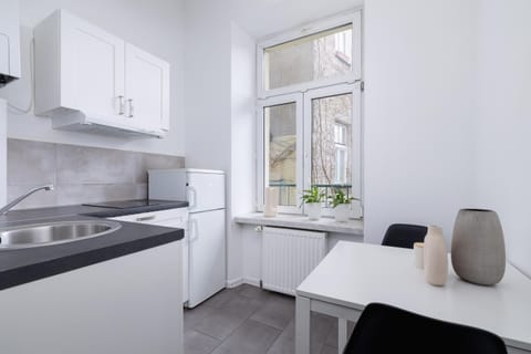 Kitchen or kitchenette, Dining area, stove