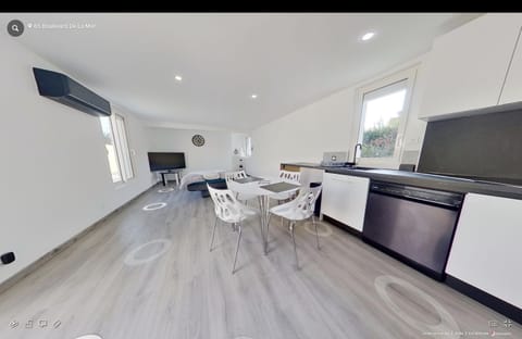 TV and multimedia, Kitchen or kitchenette, Living room, Seating area, Dining area, stove