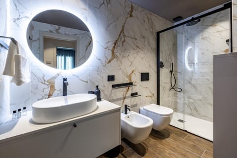 Shower, Toilet, Bathroom, towels