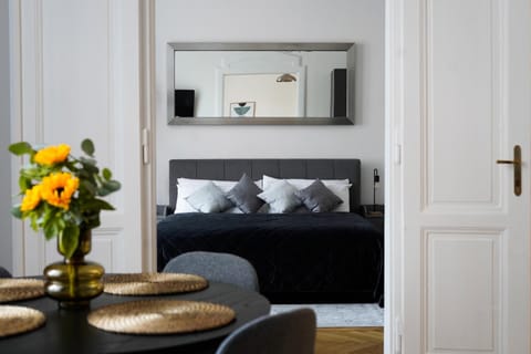 Bed, Seating area, Bedroom