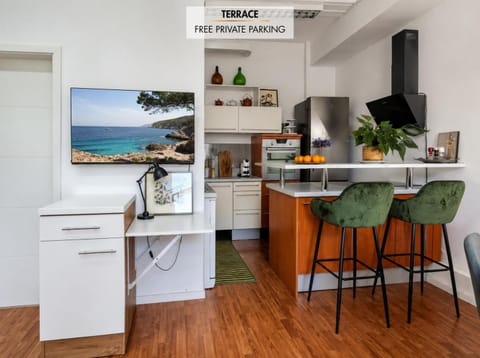 Coffee/tea facilities, Kitchen or kitchenette, Dining area, oven, stove