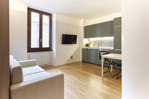 TV and multimedia, Kitchen or kitchenette, Living room, Seating area, Dining area, stove
