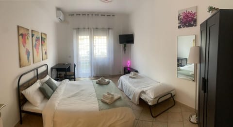 Bed, TV and multimedia, Photo of the whole room, Bedroom, towels, wardrobe, air conditioner