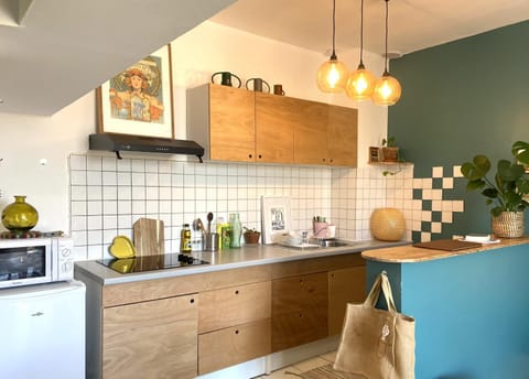 Coffee/tea facilities, Kitchen or kitchenette, microwave, stove