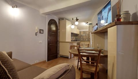 TV and multimedia, Kitchen or kitchenette, Living room, Dining area, kitchen