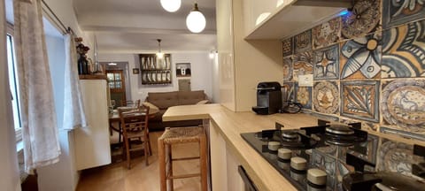 Kitchen or kitchenette, Living room, Dining area, pet friendly, stove, toaster, kitchen