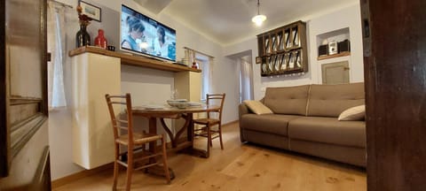 TV and multimedia, Living room, Seating area, Dining area