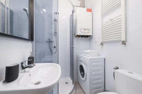 Shower, Bathroom, towels, washing machine