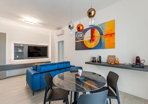 Communal lounge/ TV room, TV and multimedia, Coffee/tea facilities, Balcony/Terrace, Decorative detail, Food, kitchen, air conditioner