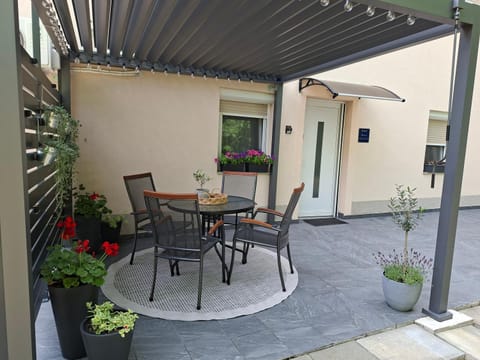 Patio, Balcony/Terrace, Seating area