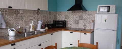 Coffee/tea facilities, microwave, oven, pet friendly, stove, toaster