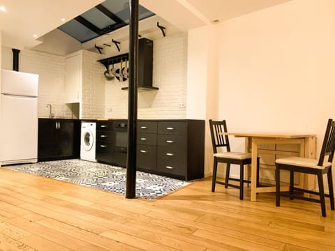Kitchen or kitchenette, Living room, Dining area, oven