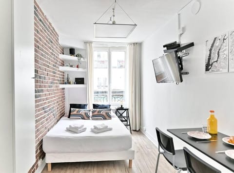 Bed, TV and multimedia, Photo of the whole room, Dining area