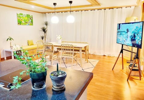 TV and multimedia, Living room, Seating area, Dining area