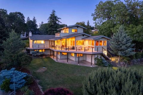 CherryView Lane House in White Salmon