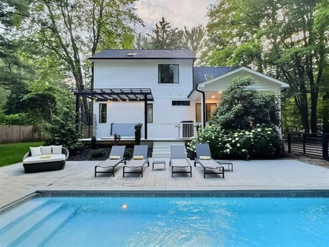 Property building, Patio, Facade/entrance, Garden, Garden view, Pool view, Swimming pool, sunbed