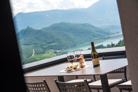 Natural landscape, Food and drinks, Dining area, Lake view, Mountain view