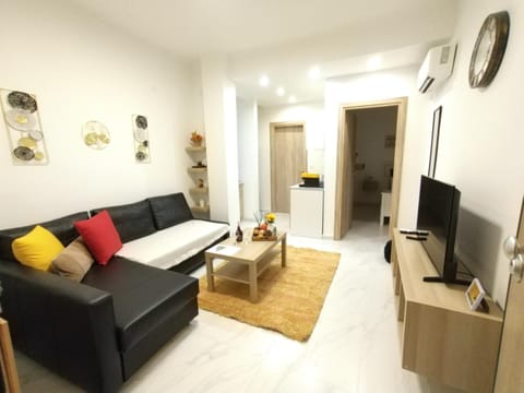 Communal lounge/ TV room, Living room, Seating area, air conditioner