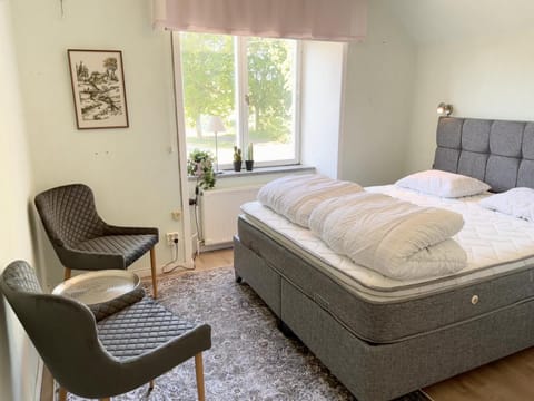 Bed, Seating area, Bedroom