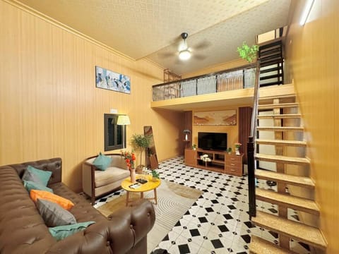 Communal lounge/ TV room, Library, TV and multimedia, Living room, Seating area, Evening entertainment, fireplace