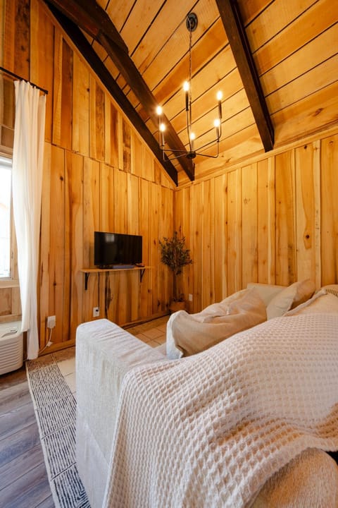 Creekside Cabin Near Waterfalls, Hiking & Lake Cabin 4 Cabin in Center Hill Lake