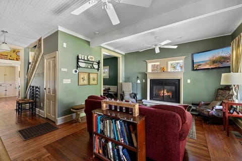 The Fourth Oak by Juniper Holiday + Home House in Three Oaks