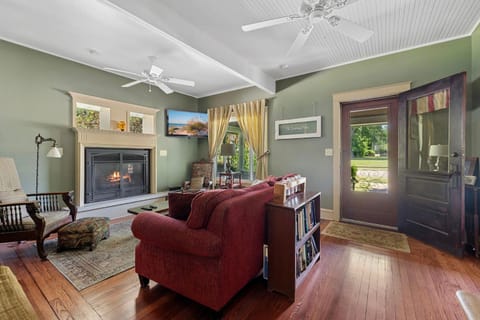 The Fourth Oak by Juniper Holiday + Home House in Three Oaks