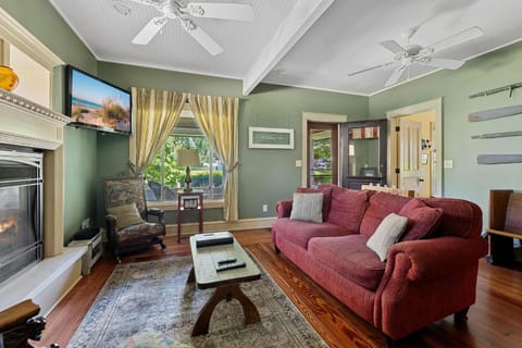 The Fourth Oak by Juniper Holiday + Home House in Three Oaks